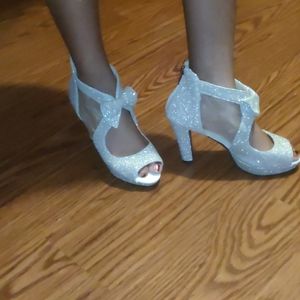 Sparkling silver Bow heels